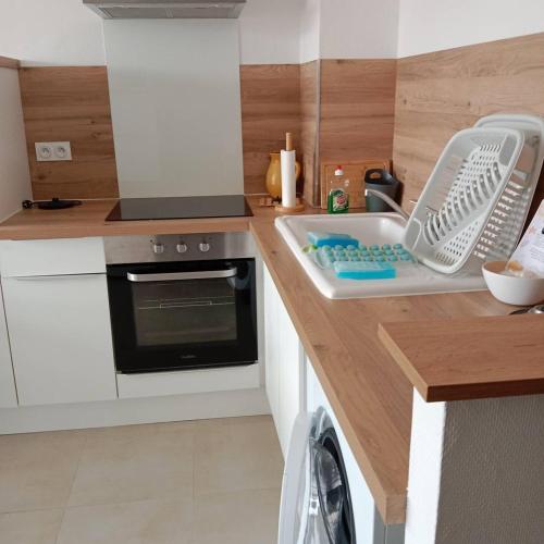 Photo de la galerie de l'établissement Charmant T2 proche plage centre, terrasse vue mer, climatisé 4CARA63, à Canet