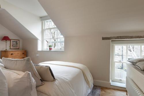 Una cama o camas en una habitación de Luxury Mews in the heart of New Town