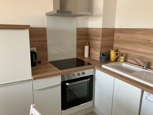 Photo de la galerie de l'établissement Charmant T2 proche plage centre, terrasse vue mer, climatisé 4CARA63, à Canet