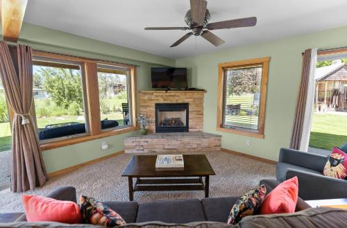 a living room with a couch and a fireplace at Mt Gardner Inn in Winthrop