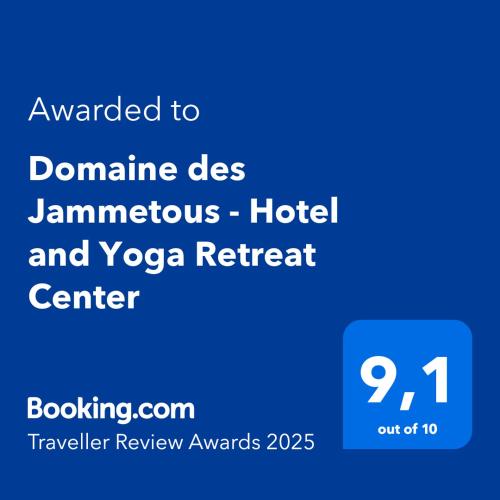 Un cartel azul con el texto que quería donar muere peligroso hotel y centro de retiro de yoga en Domaine des Jammetous - Hotel and Yoga Retreat Center, en La Magdelaine-sur-Tarn