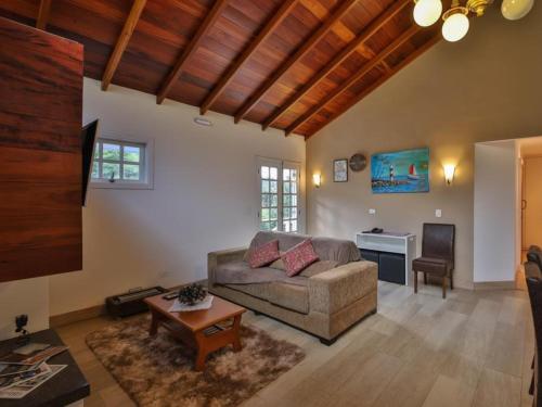 a living room with a couch and a table at La Vita Pousada de Charme in Campos do Jordão
