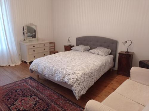 a bedroom with a bed and a dresser at La maison de Nina in Pont-Sainte-Maxence