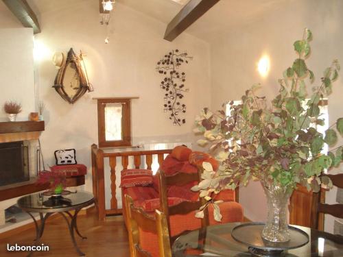 - un salon avec un canapé et une table avec un vase dans l'établissement GITE ROQUEBILLIERE Berthemont les bains Vésubie, à Roquebillière