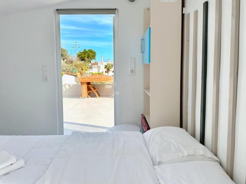 Un dormitorio con una cama y vista a un patio. en Kasaj Luxury Apartments, en Porto Rafti