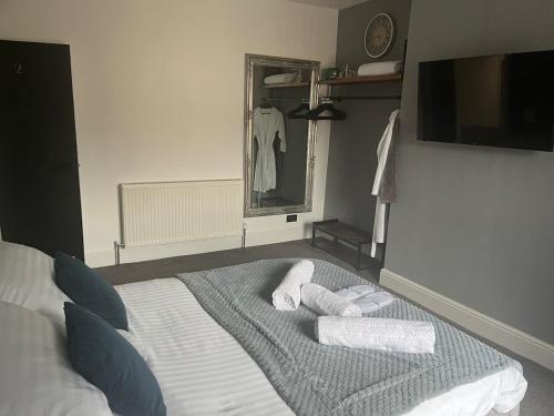 a bedroom with a bed with towels on it at Flat2 large modern King Bed Flat, private bathroom Ryan's place in Walton on the Hill