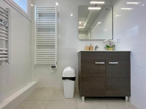 BnGo I Le Spacieux I 3 chambres, 2 salles de bain, 1 toilette, parking privé gratuit, 8 personnes, Vieux Lyon hypercentre photo 24