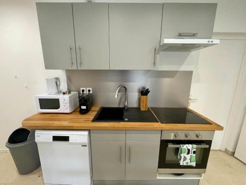 BnGo I Le Spacieux I 3 chambres, 2 salles de bain, 1 toilette, parking privé gratuit, 8 personnes, Vieux Lyon hypercentre photo 56