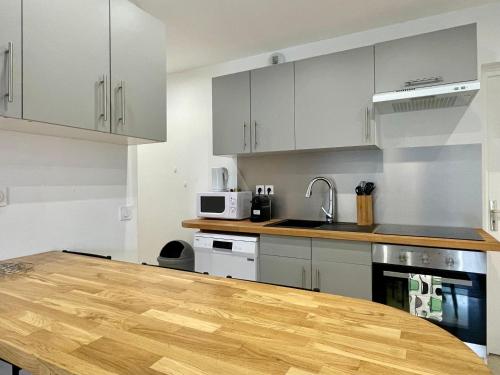 BnGo I Le Spacieux I 3 chambres, 2 salles de bain, 1 toilette, parking privé gratuit, 8 personnes, Vieux Lyon hypercentre photo 57