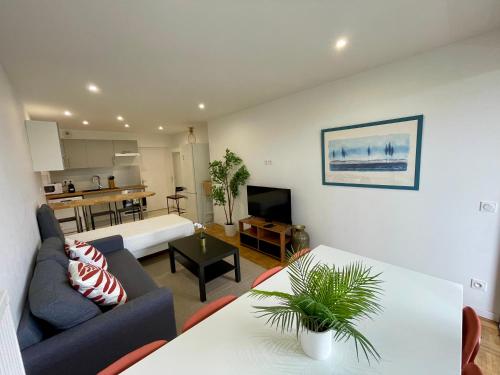 BnGo I Le Spacieux I 3 chambres, 2 salles de bain, 1 toilette, parking privé gratuit, 8 personnes, Vieux Lyon hypercentre photo 37