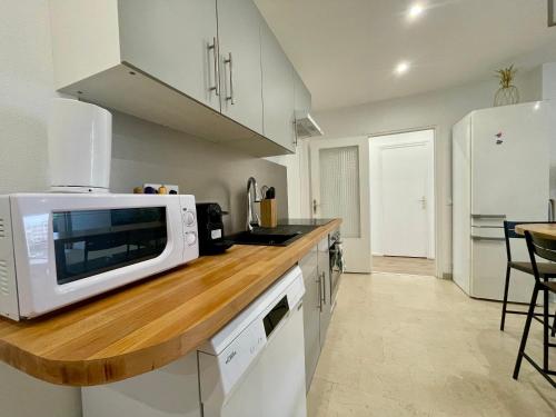 BnGo I Le Spacieux I 3 chambres, 2 salles de bain, 1 toilette, parking privé gratuit, 8 personnes, Vieux Lyon hypercentre photo 60
