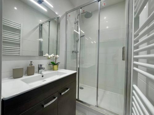 BnGo I Le Spacieux I 3 chambres, 2 salles de bain, 1 toilette, parking privé gratuit, 8 personnes, Vieux Lyon hypercentre photo 28