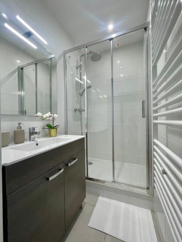 BnGo I Le Spacieux I 3 chambres, 2 salles de bain, 1 toilette, parking privé gratuit, 8 personnes, Vieux Lyon hypercentre photo 29