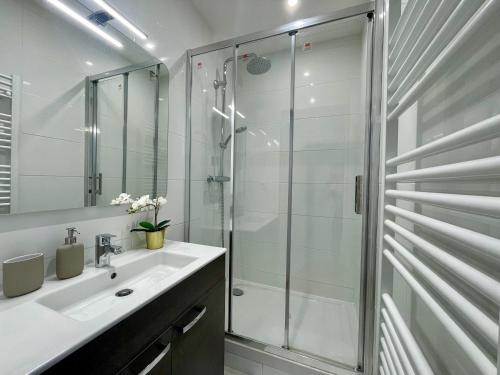 BnGo I Le Spacieux I 3 chambres, 2 salles de bain, 1 toilette, parking privé gratuit, 8 personnes, Vieux Lyon hypercentre photo 12