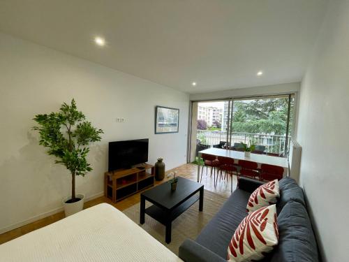 BnGo I Le Spacieux I 3 chambres, 2 salles de bain, 1 toilette, parking privé gratuit, 8 personnes, Vieux Lyon hypercentre photo 38
