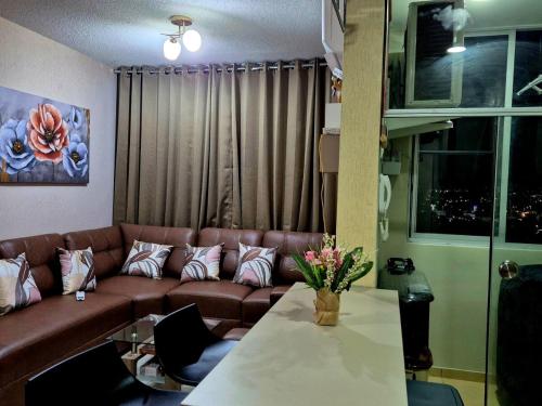 a living room with a couch and a table at Apart VIP PIURA Aire Acondicionado-Estacionamiento in Piura