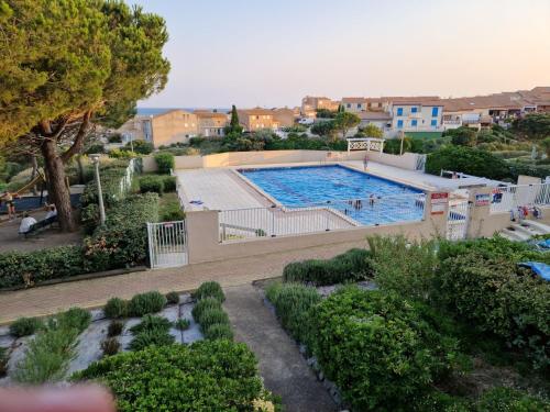 une vue aérienne d'une piscine dans un complexe hôtelier dans l'établissement Vue sur Mer, à Saint Pierre La Mer