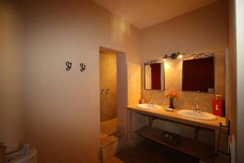 a bathroom with two sinks and a shower at Bastide Magnolia - Les dépendances, Roussillon in Roussillon