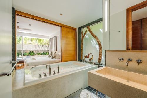 Koupelna v ubytování Private Pool Residence at Surin Beach