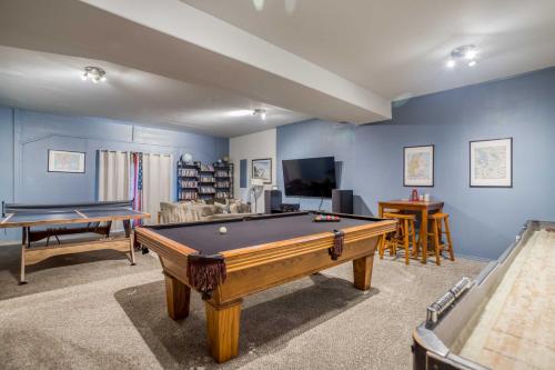 a living room with a pool table and a tv at Hubbert Hideaway in Lincoln City