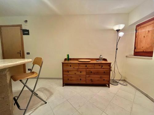 a room with a dresser and a lamp in it at Il Vecchio Borgo in San Donato Val di Comino