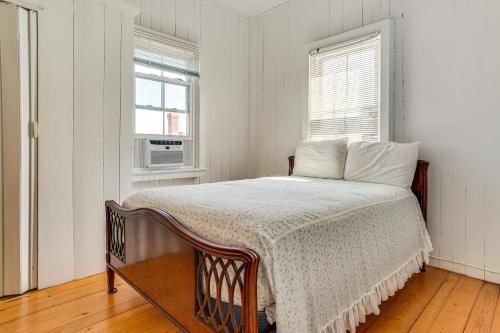 Katil atau katil-katil dalam bilik di Steps to Inkwell Beach Victorian Home!