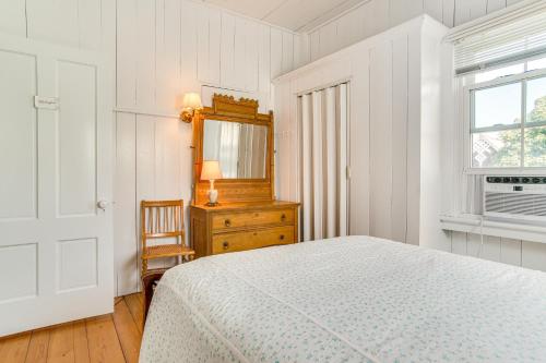 Katil atau katil-katil dalam bilik di Steps to Inkwell Beach Victorian Home!