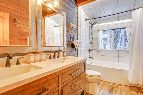 ein Badezimmer mit Badewanne, Waschbecken und Toilette in der Unterkunft 5 Mi to Breckenridge Ski Resort Cozy Wood Cabin! in Breckenridge