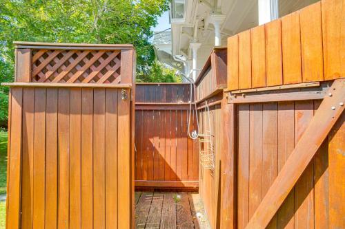 Gambar di galeri bagi Steps to Inkwell Beach Victorian Home! di Vineyard Haven