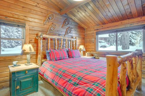 ein Schlafzimmer mit einem Bett in einer Blockhütte in der Unterkunft 5 Mi to Breckenridge Ski Resort Cozy Wood Cabin! in Breckenridge