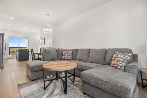Ruang duduk di Skyline Retreat Spacious 4BR Home with Balcony!