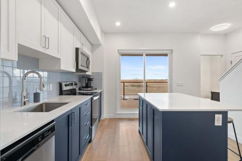 Dapur atau dapur kecil di Skyline Retreat Spacious 4BR Home with Balcony!