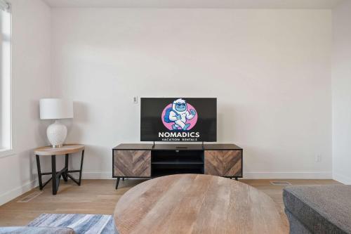 Televisyen dan/atau pusat hiburan di Skyline Retreat Spacious 4BR Home with Balcony!