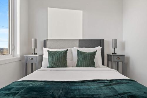 Katil atau katil-katil dalam bilik di Skyline Retreat Spacious 4BR Home with Balcony!
