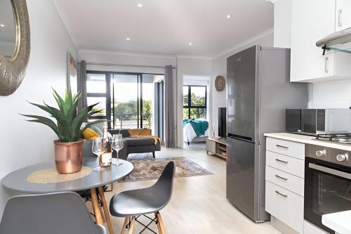 Η κουζίνα ή μικρή κουζίνα στο 6 Atlantic Port - Cosy, modern 2-bedroom apartment - Blouberg