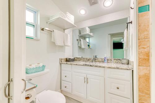 Ένα μπάνιο στο Driftwood Beach Suite - Walk to Clearwater Bch