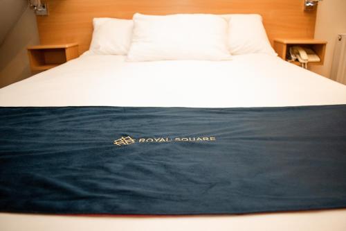 Una cama o camas en una habitación de Royal Square Hotel - NEC & Birmingham Airport