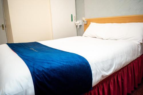 Una cama o camas en una habitación de Royal Square Hotel - NEC & Birmingham Airport