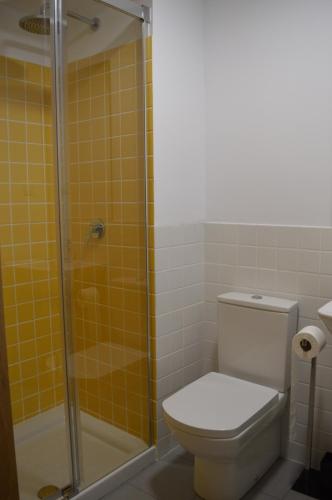 a bathroom with a toilet and a shower at Hostel.B in Belorado