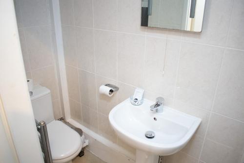 Un baño de Royal Square Hotel - NEC & Birmingham Airport