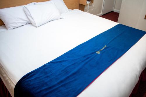 Una cama o camas en una habitación de Royal Square Hotel - NEC & Birmingham Airport