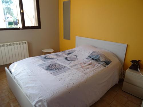 une chambre avec un lit avec une couette blanche dans l'établissement Maison de vacances proximité bord de mer, à Canet