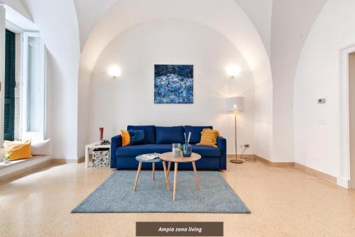 レッチェにあるBlue Loft - Lecce Selectionの青いソファとテーブルのあるリビングルーム