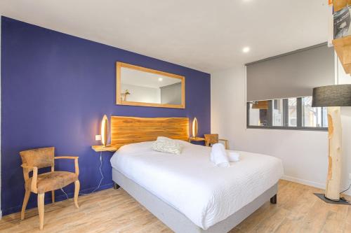 une chambre avec un lit, une chaise et un miroir dans l'établissement La Fontaine, Maison avec Piscine à 8 mn de Belleville, à Taponas