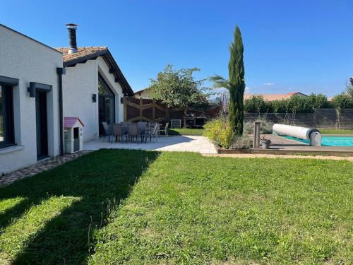une maison avec une cour et une piscine dans l'établissement La Fontaine, Maison avec Piscine à 8 mn de Belleville, à Taponas