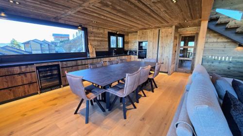 une salle à manger avec une table et un canapé dans l'établissement Chalet luxe KOM, aux Angles