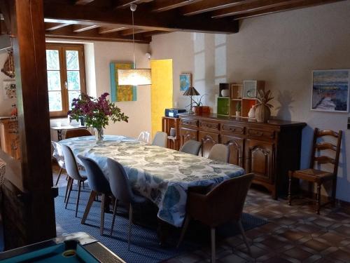 une salle à manger avec une table et des chaises et une cuisine dans l'établissement Gîte de Charme avec Spa, Billard, Jardin et Ping-Pong - FR-1-586-54, à Vinon