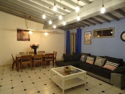 un salon avec un canapé et une table dans l'établissement Maison de vacances proximité bord de mer, à Canet