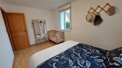 une chambre avec un lit, une fenêtre et un miroir dans l'établissement Maison familiale avec salle de jeux, à Nabringhen