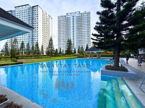 uma grande piscina em frente a alguns edifícios altos em Aesthetic unit near Skyranch, Taal Vista, Hiraya em Tagaytay